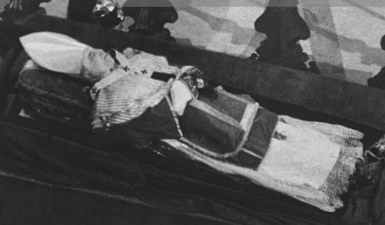 Cenazeler tarihinden dramatik bir örnek: Papa Pius XII’nin vücudunun patladığı merasim