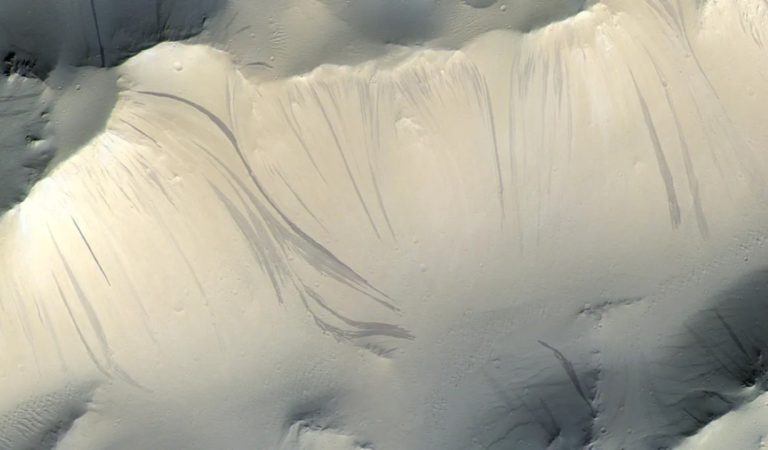 Mars’taki gizemli siyah çizgiler: Düşündüğümüz üzere değilmiş!