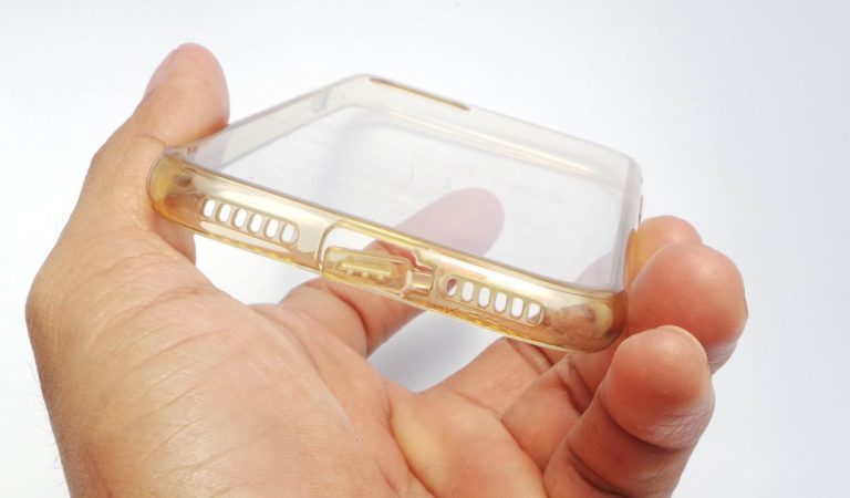 Şeffaf telefon kılıfları neden sararır? Pekala, sararan kılıf nasıl temizlenir? Açıklıyoruz…