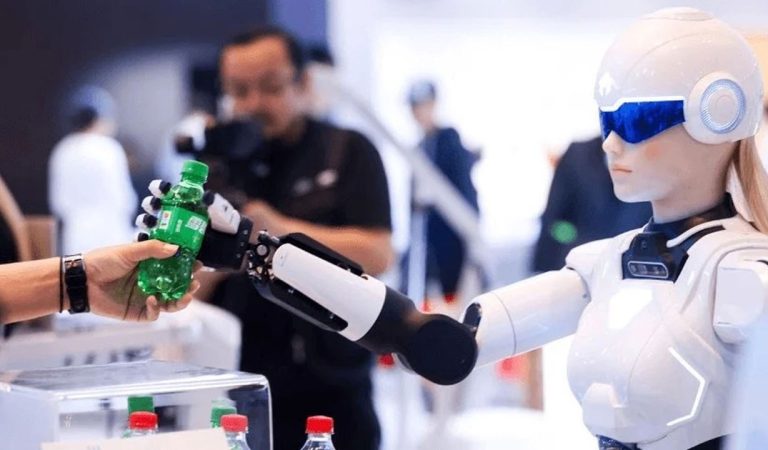 Showroom’da insan yerine robot: Chery, araba satışında yeni bir periyot başlatıyor
